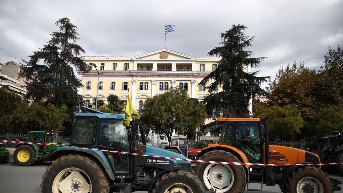 Τρακτέρ αγροτών από τη Βόρεια Ελλάδα έξω από το υπουργείο Μακεδονίας - Θράκης