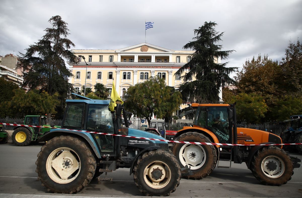 Τρακτέρ αγροτών από τη Βόρεια Ελλάδα έξω από το υπουργείο Μακεδονίας - Θράκης