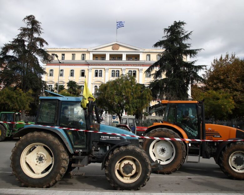 Θεσσαλονίκη: Με τρακτέρ έξω από το υπουργείο Μακεδονίας – Θράκης οι αγρότες – «Ο υπουργός ήταν εδώ και έφυγε, θέλουμε να τον δούμε»
