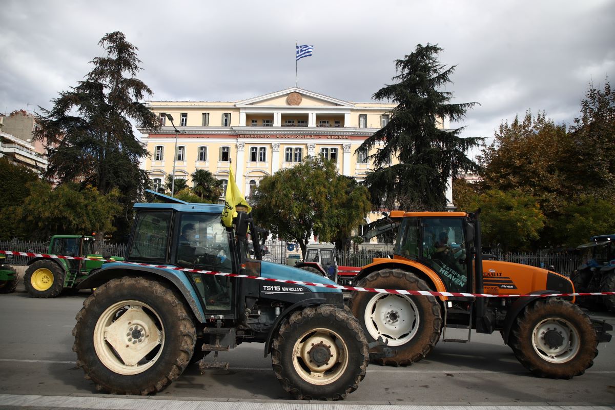 Τρακτέρ αγροτών από τη Βόρεια Ελλάδα έξω από το υπουργείο Μακεδονίας - Θράκης