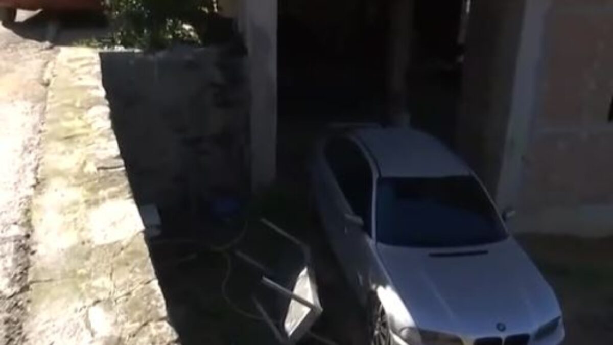 Το σημείο που χτύπησε και έπεσε ο 25χρονος έχοντας στην αγκαλιά του το παιδί