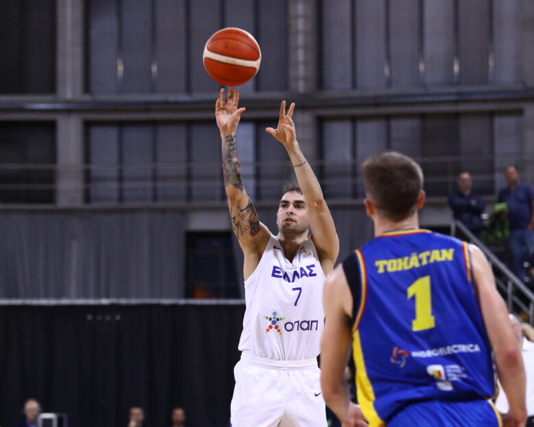 Ο Βασίλης Τολιόπουλος πέτυχε «τρελό» buzzer beater τρίποντο στο Ελλάδα – Ρουμανία