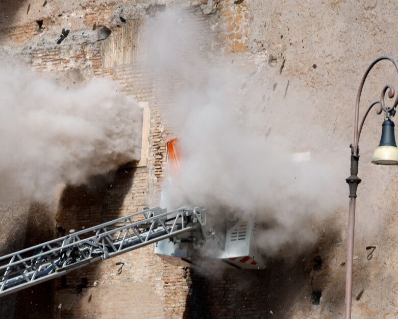 Η Ρώμη σε πένθος: Μεσίστιες οι σημαίες για τον νεκρό εργάτη στον Πύργο των Κόμηδων – Συνεχίζεται η εισαγγελική έρευνα για εξ αμελείας ανθρωποκτονία