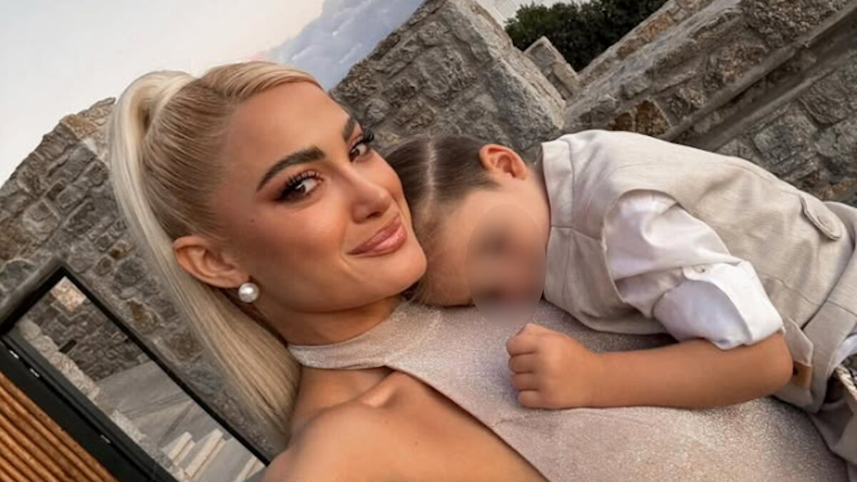 Η Ιωάννα Τούνη αγκαλιά με τον γιό της