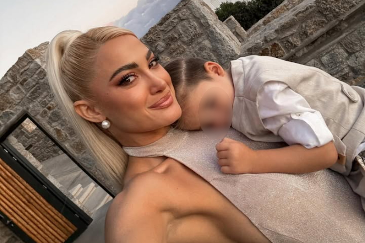 Η Ιωάννα Τούνη αγκαλιά με τον γιό της
