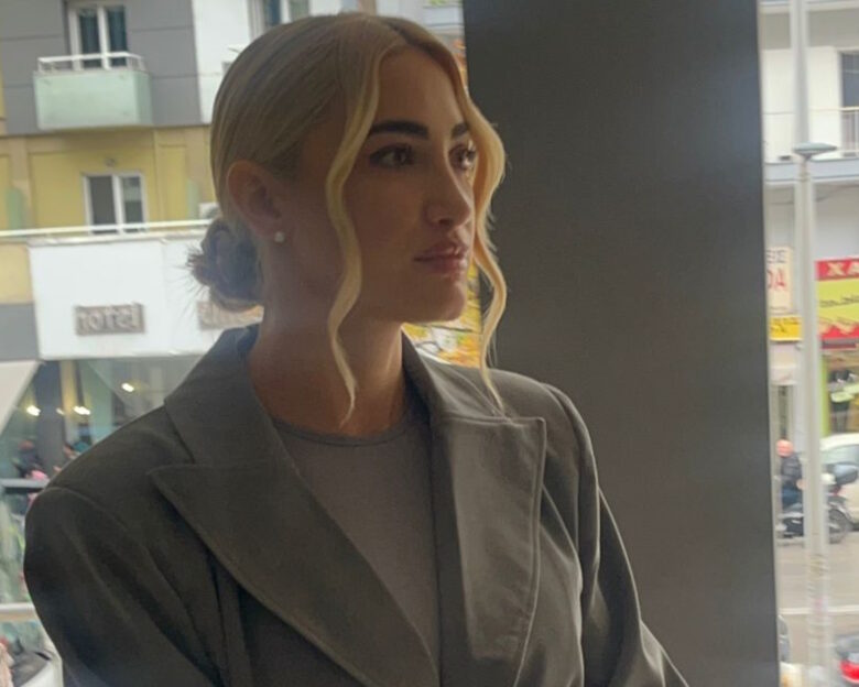 Ιωάννα Τούνη: Στα δικαστήρια για την υπόθεση revenge porn – «Ελπίζω να έρθουν και οι δύο κατηγορούμενοι»