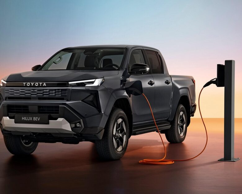 Toyota: To Hilux μπαίνει στην πρίζα