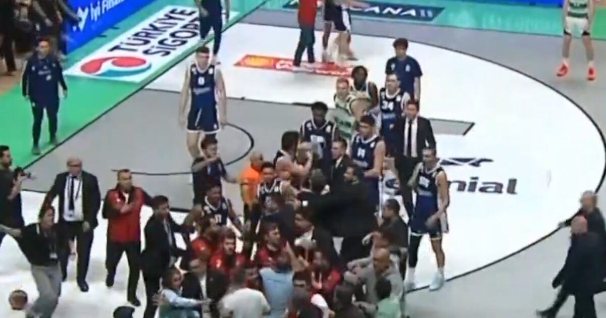 Malakai Flynn hit a game-winning three-pointer, sent the ball to Bursaspor fans and followed with a deuce on the floor