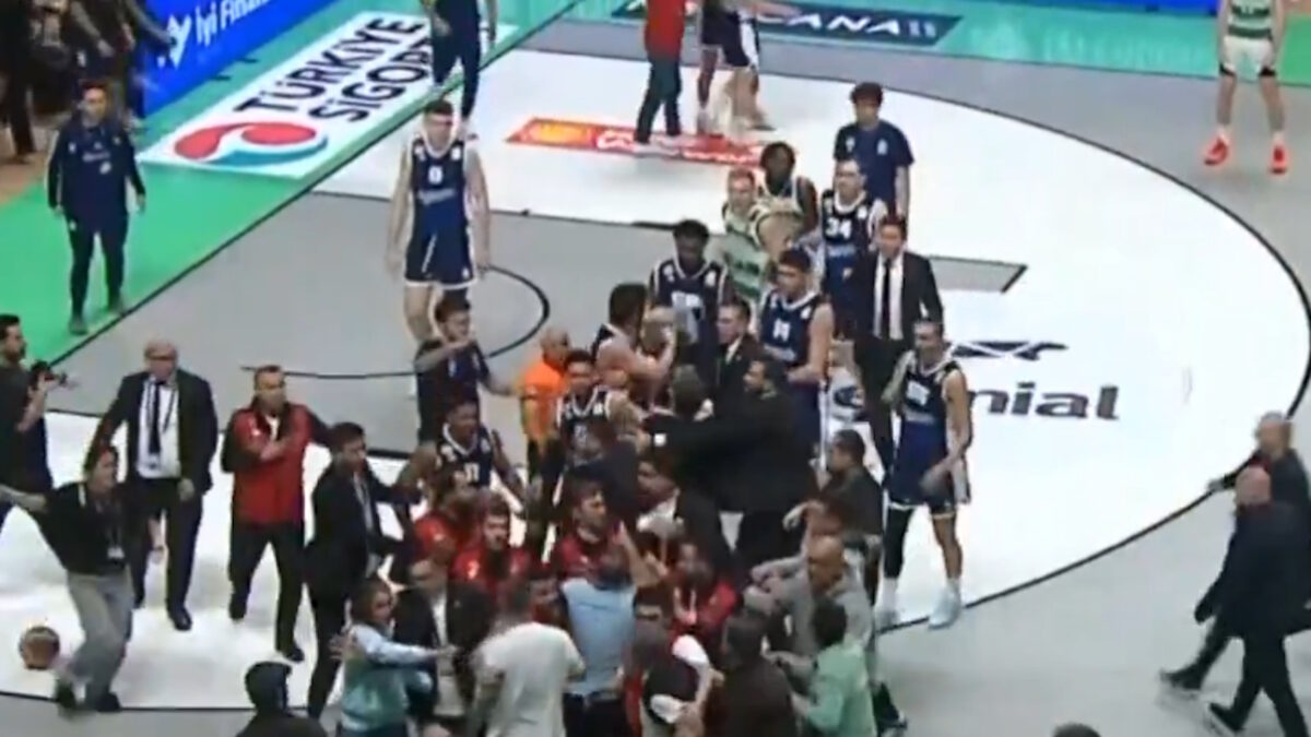 Ο Μαλακάι Φλιν πέτυχε τρίποντο νίκης, έστειλε την μπάλα σε οπαδούς της Μπουρσασπόρ και ακολούθησε ντου στο παρκέ