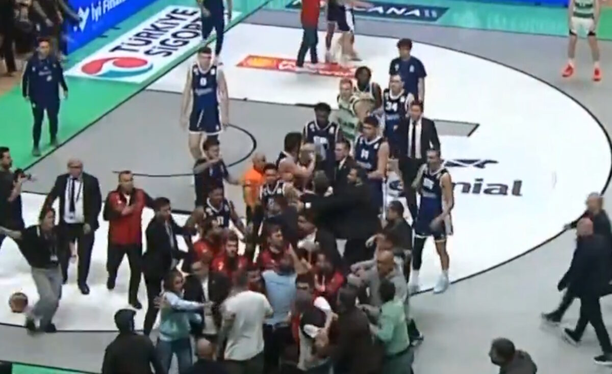 Ο Μαλακάι Φλιν πέτυχε τρίποντο νίκης, έστειλε την μπάλα σε οπαδούς της Μπουρσασπόρ και ακολούθησε ντου στο παρκέ