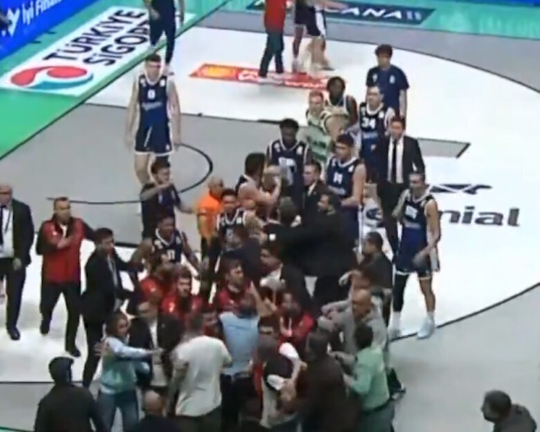 Ο Μαλακάι Φλιν πέτυχε τρίποντο νίκης, έστειλε την μπάλα σε οπαδούς της Μπουρσασπόρ και ακολούθησε ντου στο παρκέ