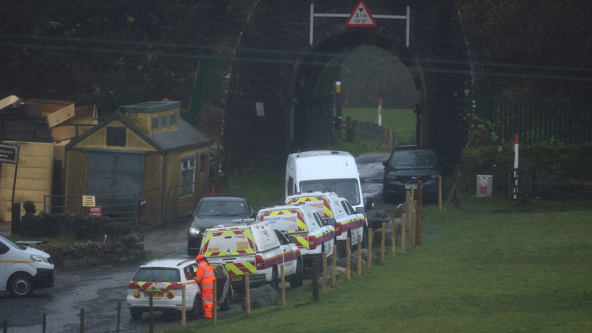 Σιδηροδρομικά οχήματα κοντά στο σημείο εκτροχιασμού τρένου κοντά στο Shap στην Cumbria