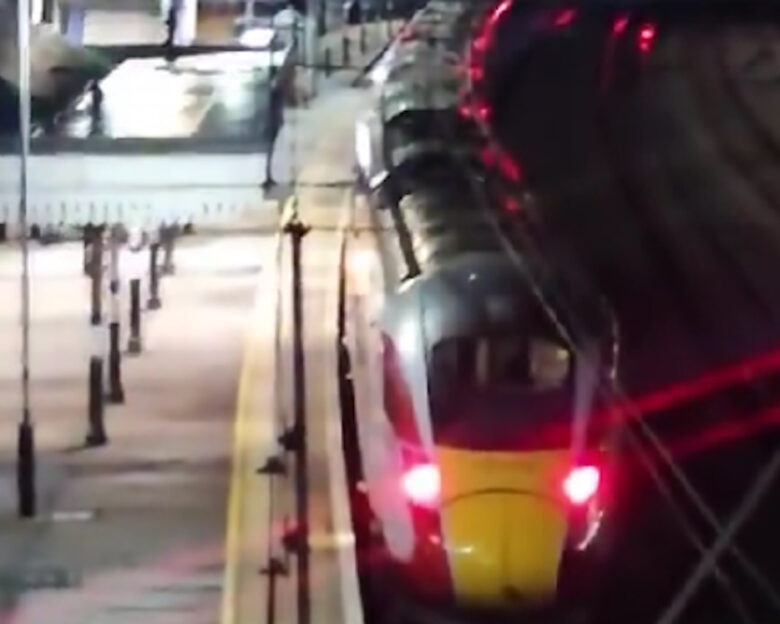 Αγγλία: Πολλοί τραυματίες σε επίθεση με μαχαίρι μέσα σε τρένο – Δύο συλλήψεις