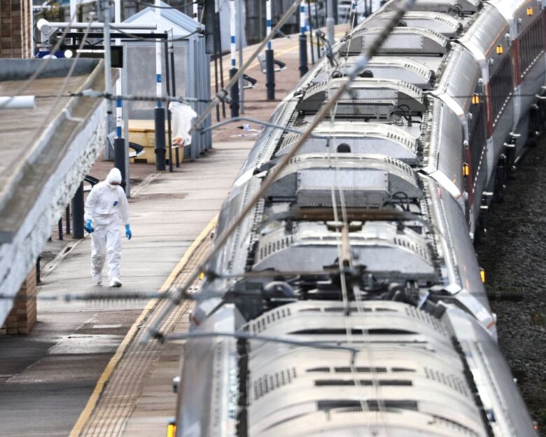 Βρετανία: Σε κρίσιμη κατάσταση ο ήρωας – σιδηροδρομικός υπάλληλος που έσωσε δεκάδες ζωές στην επίθεση με μαχαίρι σε τρένο