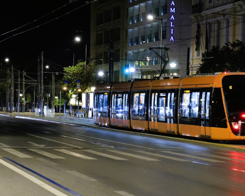 Αδιανόητο περιστατικό στο κέντρο της Αθήνας – 28χρονος πάρκαρε το αυτοκίνητο του πάνω σε ράγες του τραμ