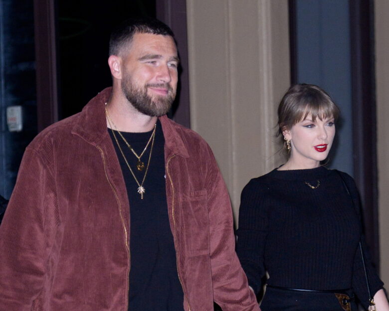 «Parasocial», η λέξη της χρονιάς για το Cambridge Dictionary – Πώς ο αρραβώνας της Τέιλορ Σουίφτ την έφερε στην κορυφή