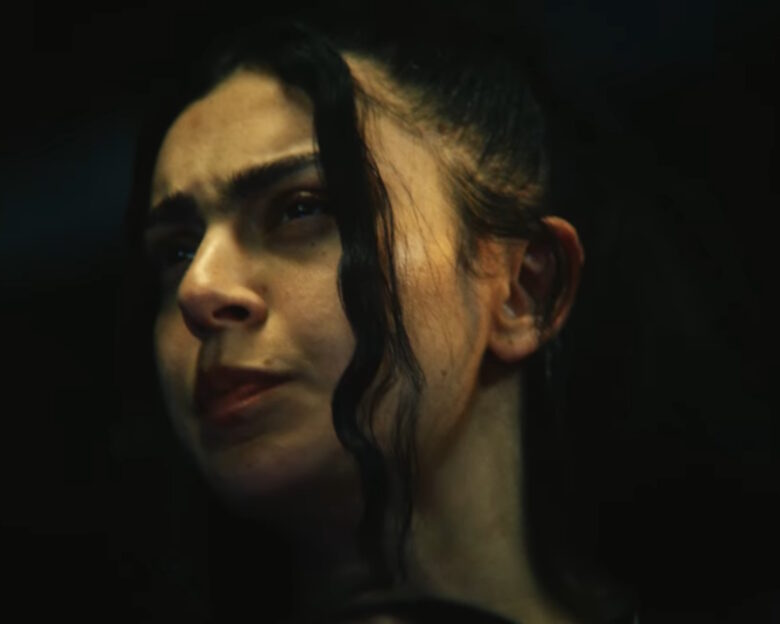 Κυκλοφόρησε το πρώτο τρέιλερ της ταινίας «The Moment» με την τραγουδίστρια Charli xcx