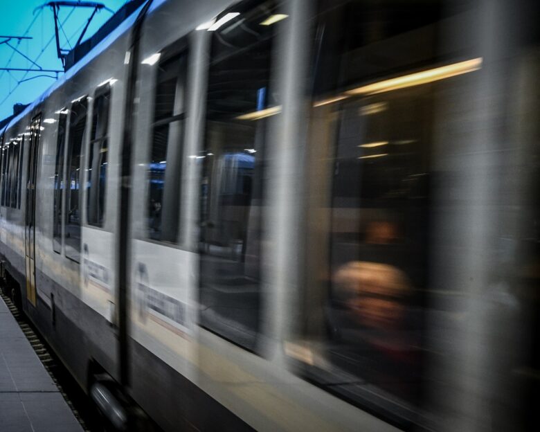 Σύγκρουση τρένου με μηχανή στη Λένορμαν – Καλά στην υγεία τους οι επιβάτες