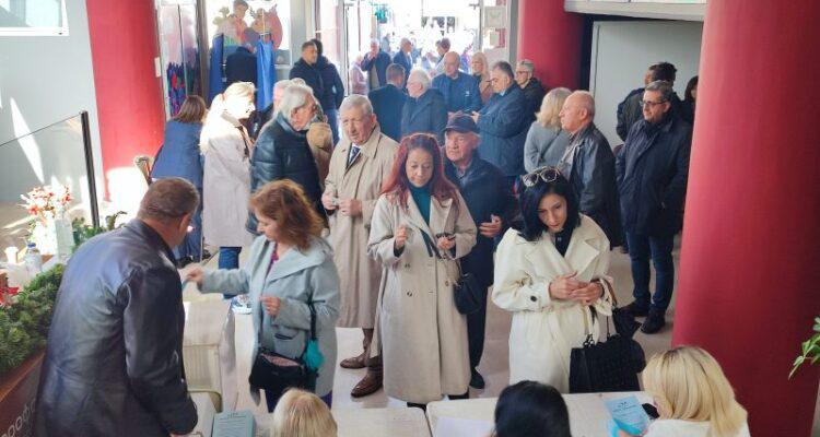 Εκλογείς της ΝΔ μπροστά από ένα εκλογικό κέντρο στα Τρίκαλα