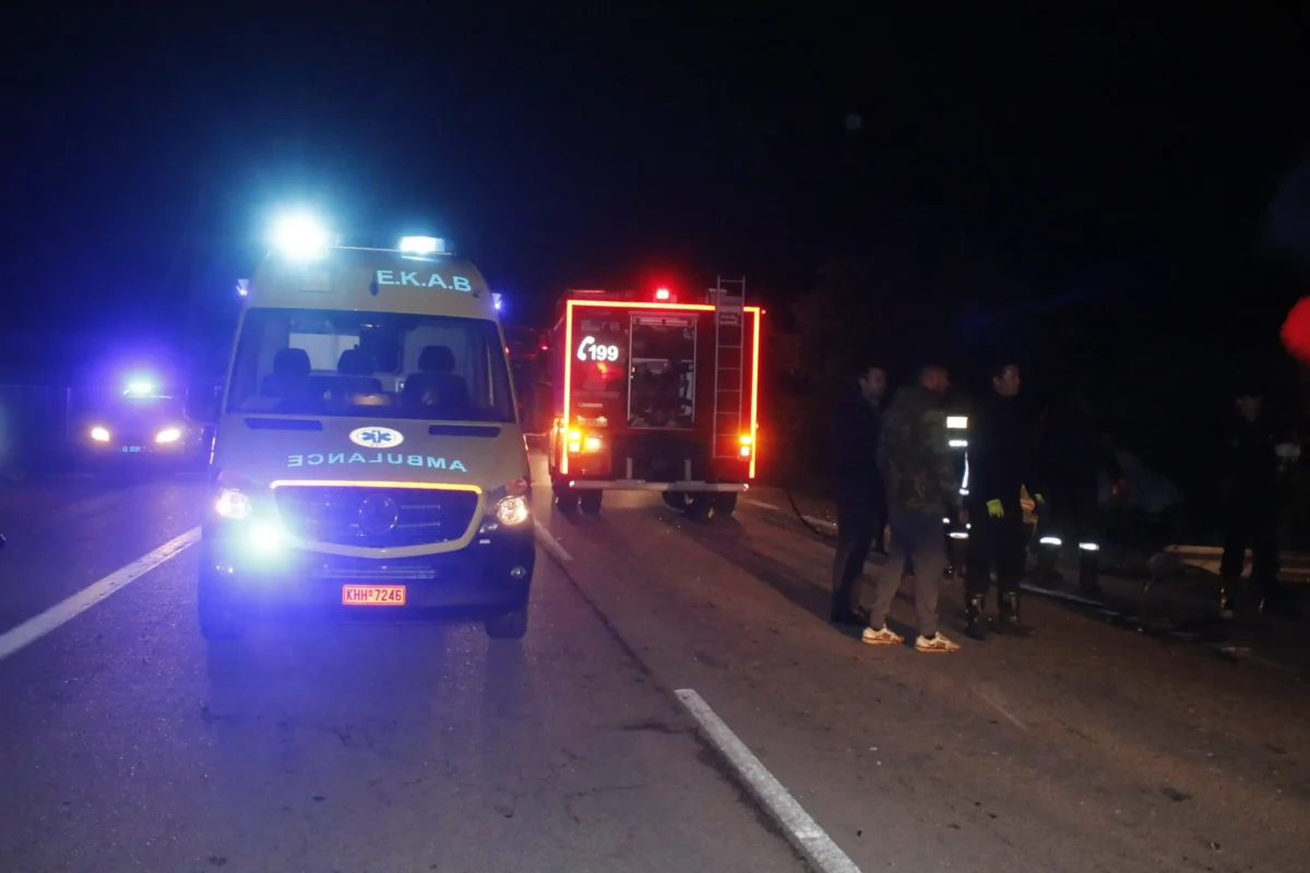 Ασθενοφόρο του ΕΚΑΒ και όχημα της Πυροσβεστικής Υπηρεσίας