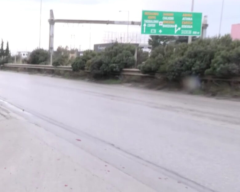 Θεσσαλονίκη: Νταλίκα εμβόλισε χαλασμένο ΙΧ που ήταν στην άκρη του δρόμου και εγκατέλειψε το σημείο – Χαροπαλεύει ο οδηγός