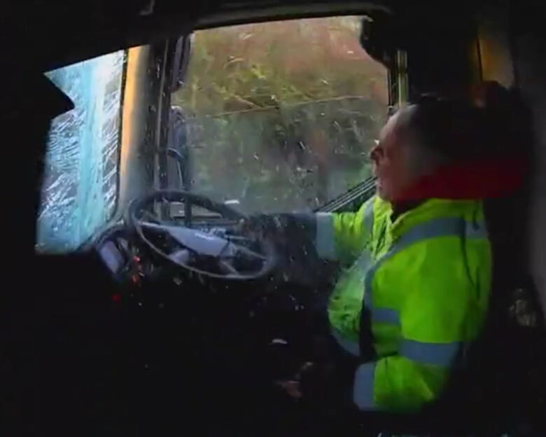 Ουαλία: Συγκλονιστικό βίντεο με οδηγό φορτηγού να «καρφώνεται» σε βανάκι – Προσπαθούσε να δει μέσα από θολωμένο παρμπρίζ