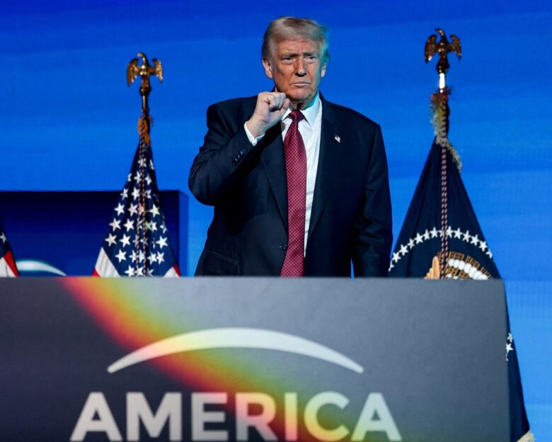 CNN: Η «θετική ενέργεια» Τραμπ για τις διαπραγματεύσεις προσπαθεί να «παγιδέψει» σε συμφωνία Ουκρανία και Ρωσία