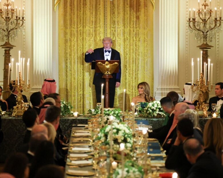 Το επίσημο δείπνο του Ντόναλντ Τραμπ για τον πρίγκιπα Μπιν Σαλμάν: Ο Κριστιάνο Ρονάλντο έβγαλε selfie με τον Έλον Μασκ – Οι εντυπωσιακοί καλεσμένοι