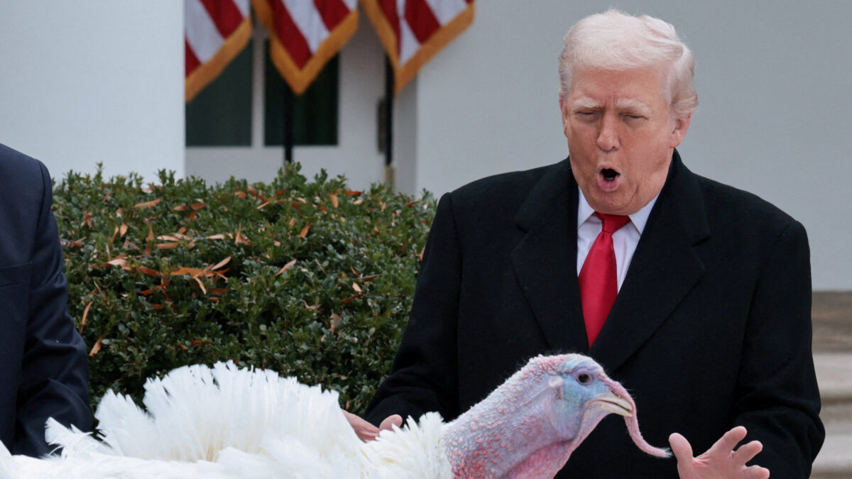 Ο Ντόναλντ Τραμπ με μια γαλοπούλα