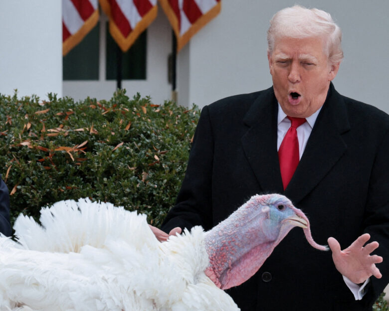 Ο Ντόναλντ Τραμπ απένειμε χάρη στις δύο γαλοπούλες: «Θα τις ονόμαζα Τσακ και Νάνσι» αστειεύτηκε