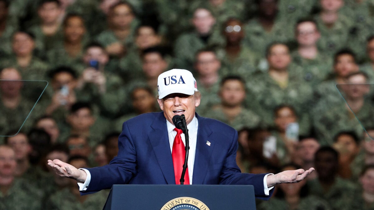 Ο Τραμπ σε ομιλία του πάνω στο αεροπλανοφόρο USS George Washington