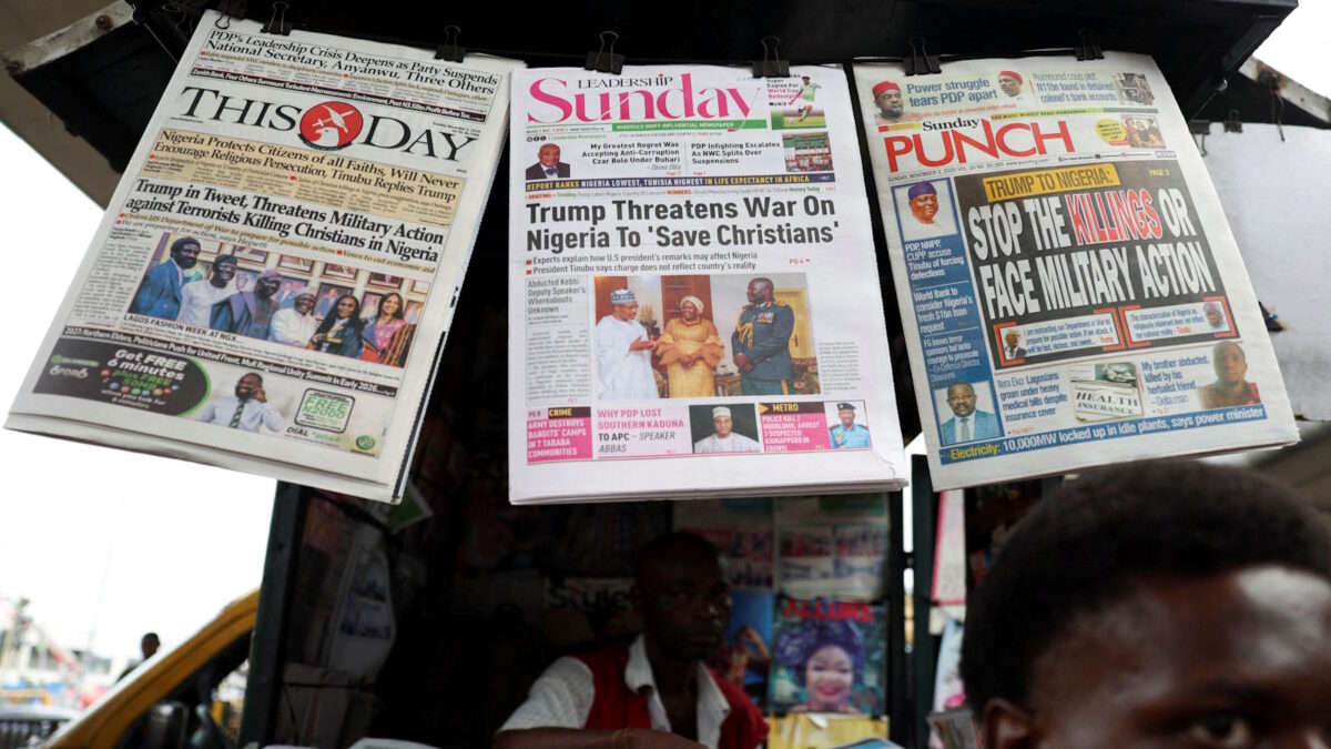 Πρωτοσέλιδα εφημερίδων με τις απειλές Τραμπ κατά της Νιγηρίας για τις διώξεις χριστιανών