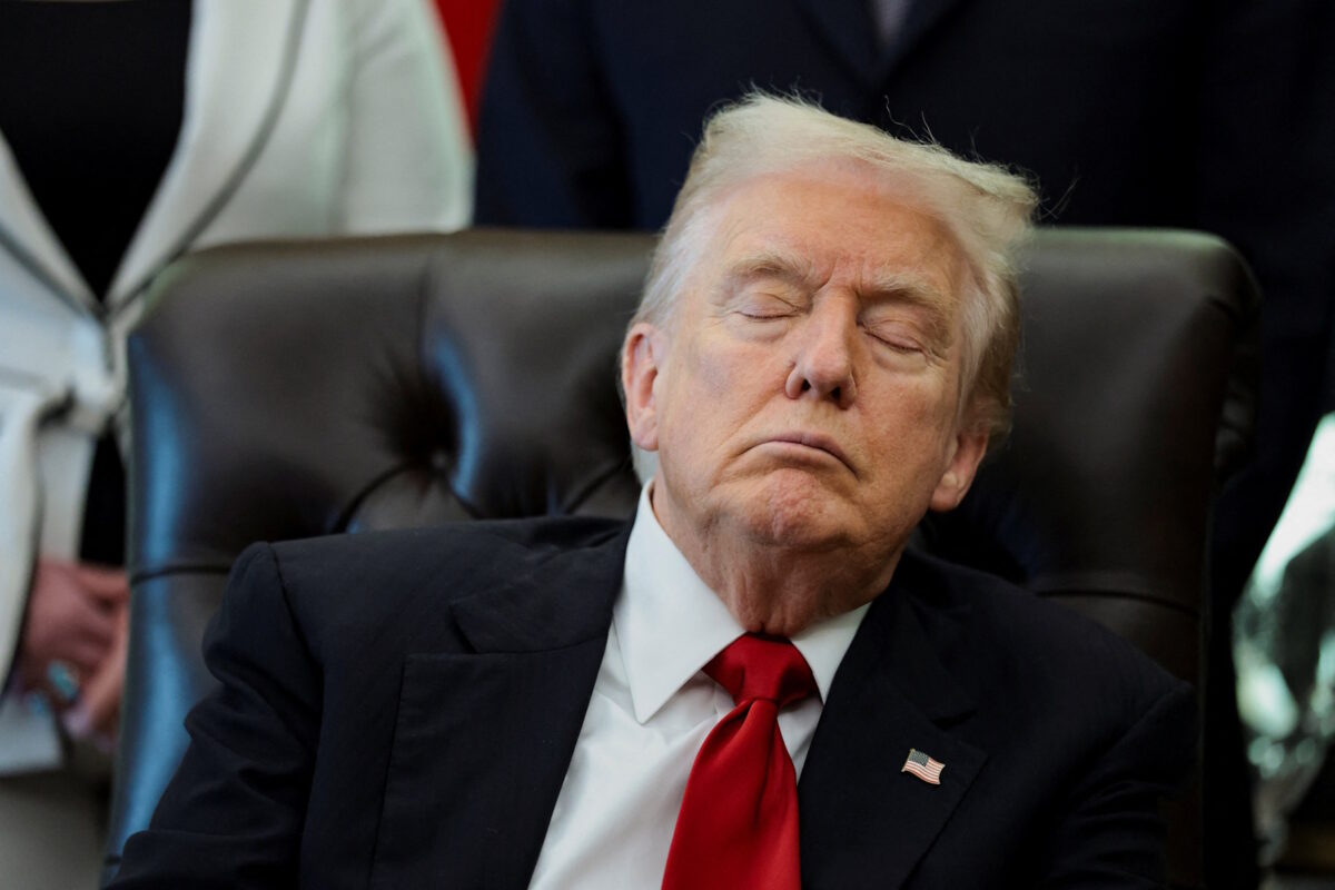 Ο Ντόναλντ Τραμπ ξεκουράζει τα μάτια του σε εκδήλωση στον Λευκό Οίκο