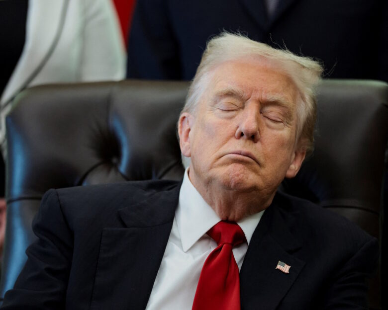 Ο «υπναράς» Τραμπ επέστρεψε: Χαμός στα social media με τον Αμερικανό πρόεδρο να ξεκουράζει τα μάτια του σε σημαντική εκδήλωση