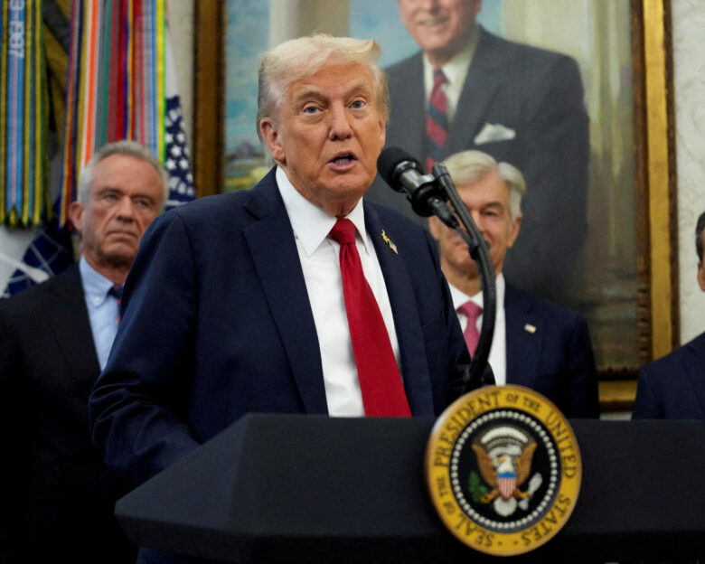 Ο Ντόναλντ Τραμπ πανηγυρίζει το φτηνό Thanksgiving της Walmart, την ώρα που το τραπέζι «μικραίνει»