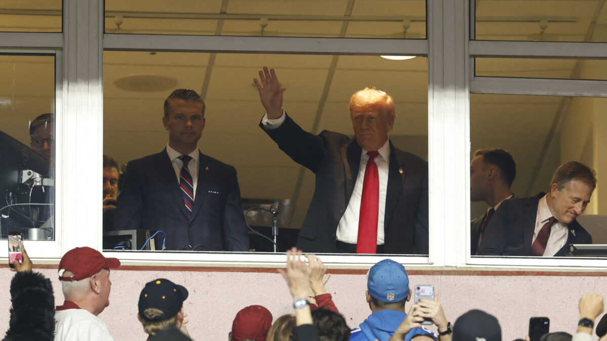 Ο Ντόναλντ Τραμπ χαιρετά τους φιλάθλους
