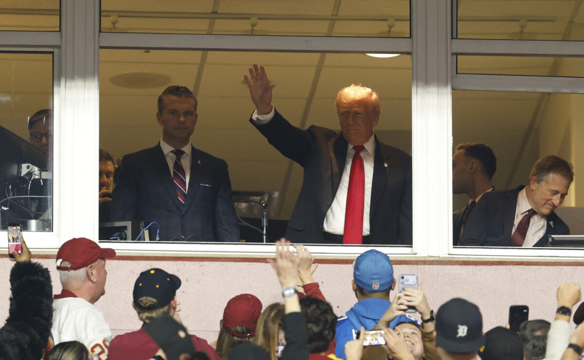 Ο Ντόναλντ Τραμπ χαιρετά τους φιλάθλους