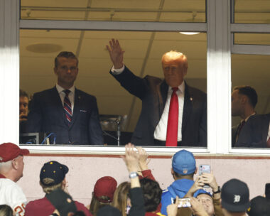 Ο Ντόναλντ Τραμπ χαιρετά τους φιλάθλους