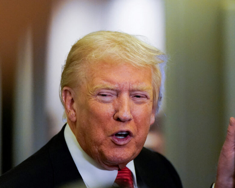 Ο Ντόναλντ Τραμπ απειλεί τη Νέα Υόρκη με διακοπή χρηματοδότησης αν εκλεγεί ο «σοσιαλιστής» Ζόραν Μαμντάνι