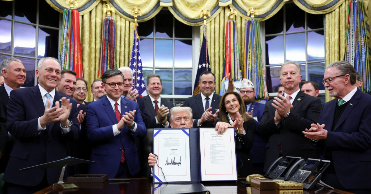 End of the US shutdown after 43 days: Trump triumphantly signed the relevant decree