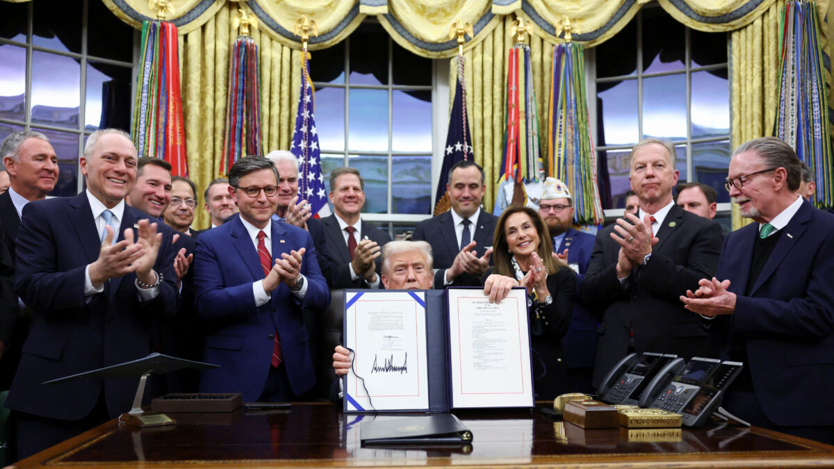 Ο Ντόναλντ Τραμπ υπέγραψε το διάταγμα
