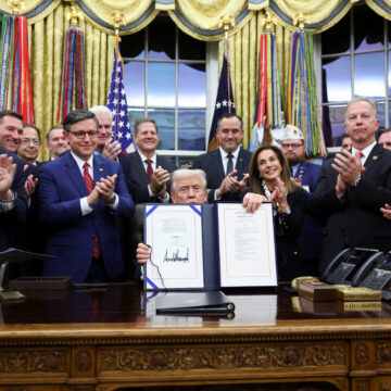 Ο Ντόναλντ Τραμπ υπέγραψε το διάταγμα