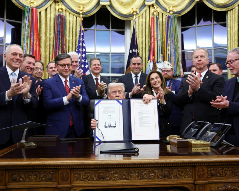 Τέλος στο shutdown των ΗΠΑ μετά από 43 ημέρες: Ο Τραμπ υπέγραψε ως θριαμβευτής το σχετικό διάταγμα