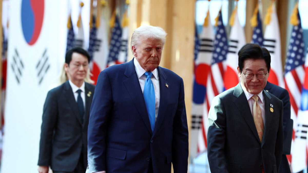 Ο Πρόεδρος των Ηνωμένων Πολιτειών Ντόναλντ Τραμπ με τον Πρόεδρο της Νότιας Κορέας Λι Τζέ Μιουνγκ