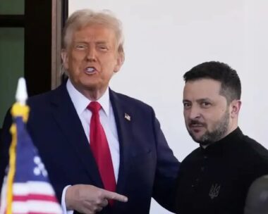 Ο Αμερικανός πρόεδρος Ντόναλντ Τραμπ με τον Ουκρανό ομόλογό του Βολοντίμιρ Ζελένσκι στον Λευκό Οίκο