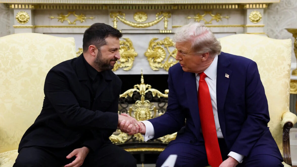 Χειραψία του Βολοντίμιρ Ζελένσκι με τον Ντόναλντ Τραμπ στον Λευκό Οίκο