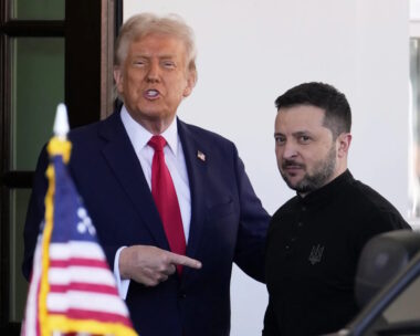 Ο Ντόναλντ Τραμπ με τον Βολοντίμιρ Ζελένσκι στη συνάντησή τους στον Λευκό Οίκο τον περασμένο Φεβρουάριο