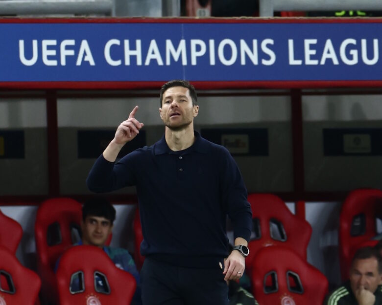 Ρεάλ Μαδρίτης: Η αγκαλιά των Βινίσιους – Αλόνσο και το «πρέπει να προστατεύσουμε τον προπονητή μας» του Εμπαπέ