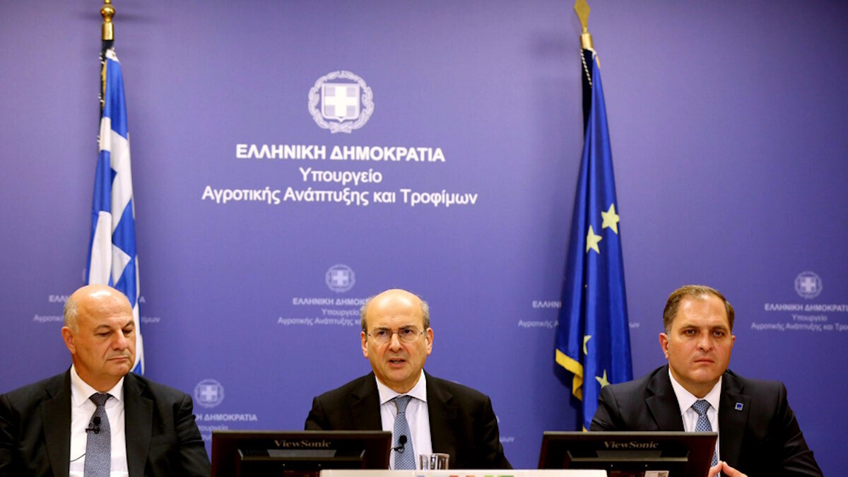 Ο υπουργός Αγροτικής Ανάπτυξης και Τροφίμων Κώστας Τσιάρας, ο αντιπρόεδρος της κυβέρνησης Κωστής Χατζηδάκης και ο Διοικητής της ΑΑΔΕ Γιώργος Πιτσιλής στη συνέντευξη Τύπου στα γραφεία του ΥΠΑΑΤ, για τη μεταρρύθμιση του συστήματος αγροτικών επιδοτήσεων και τις πληρωμές προς τους αγρότες