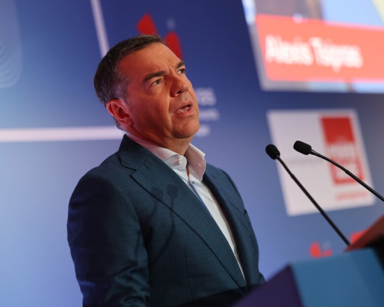 Τσίπρας για Μητσοτάκη: «Προτιμά τις δικογραφίες της Κοβέσι και τους διαλόγους του “Φραπέ” από το να διαβάζει το βιβλίο μου»